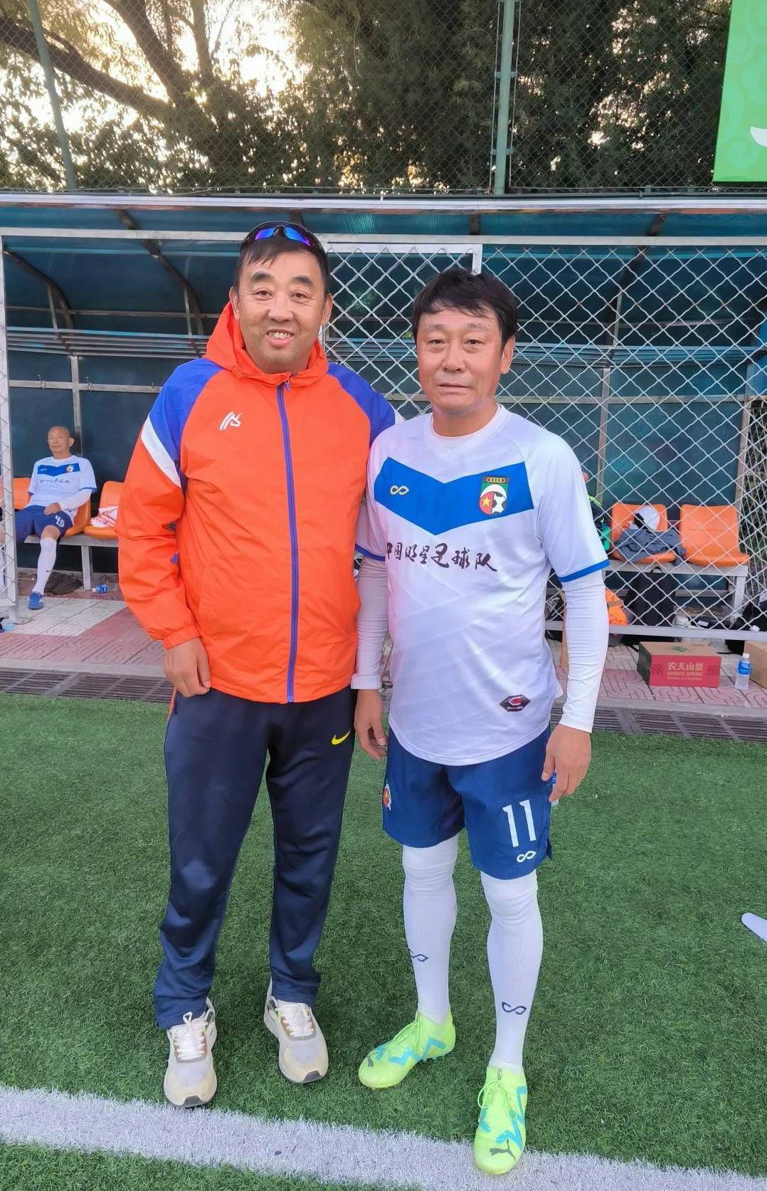 这些柴禾跟你没仇，何必砍成这样？她的声音从身后传来。